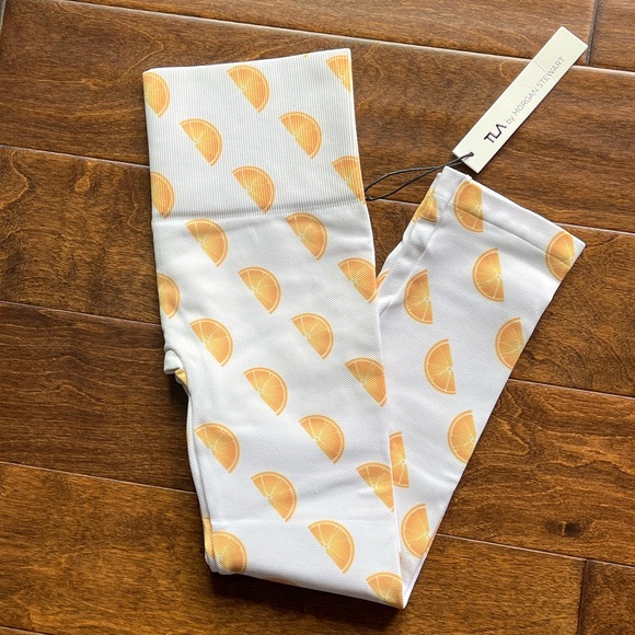 Morgan Stewart Pants - NWT MORGAN STEWART LEGGINGS WHITE WITH ORANGE SLICE PRINT SIZE MEDIUM